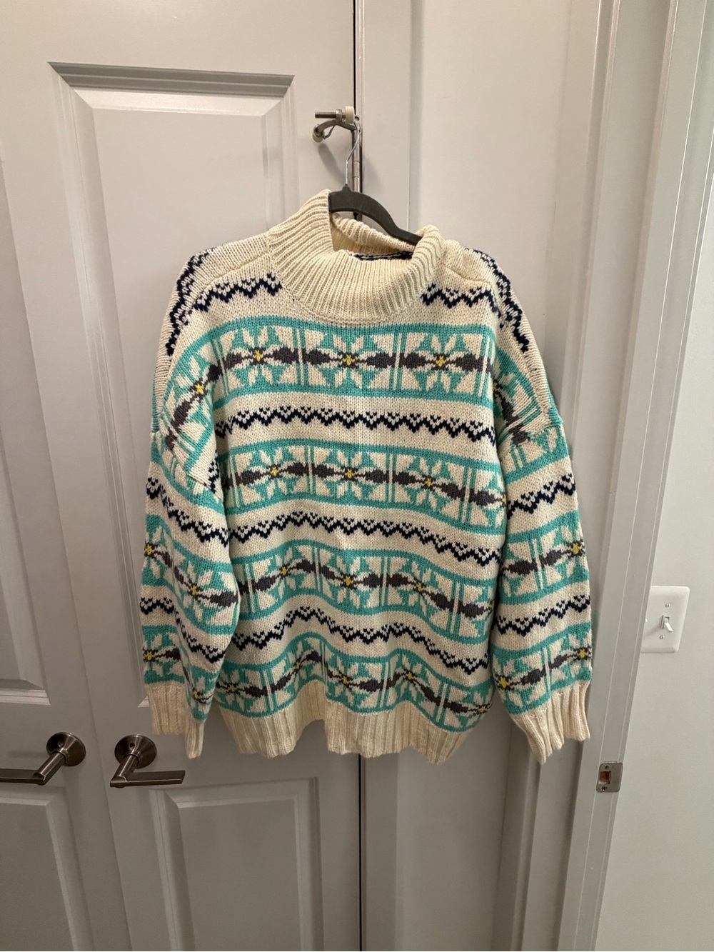 American Eagle Cream Turtleneck Sweater with Aqua Fair Isle Pattern